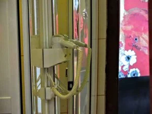 Baños limpios en nuestro albergue